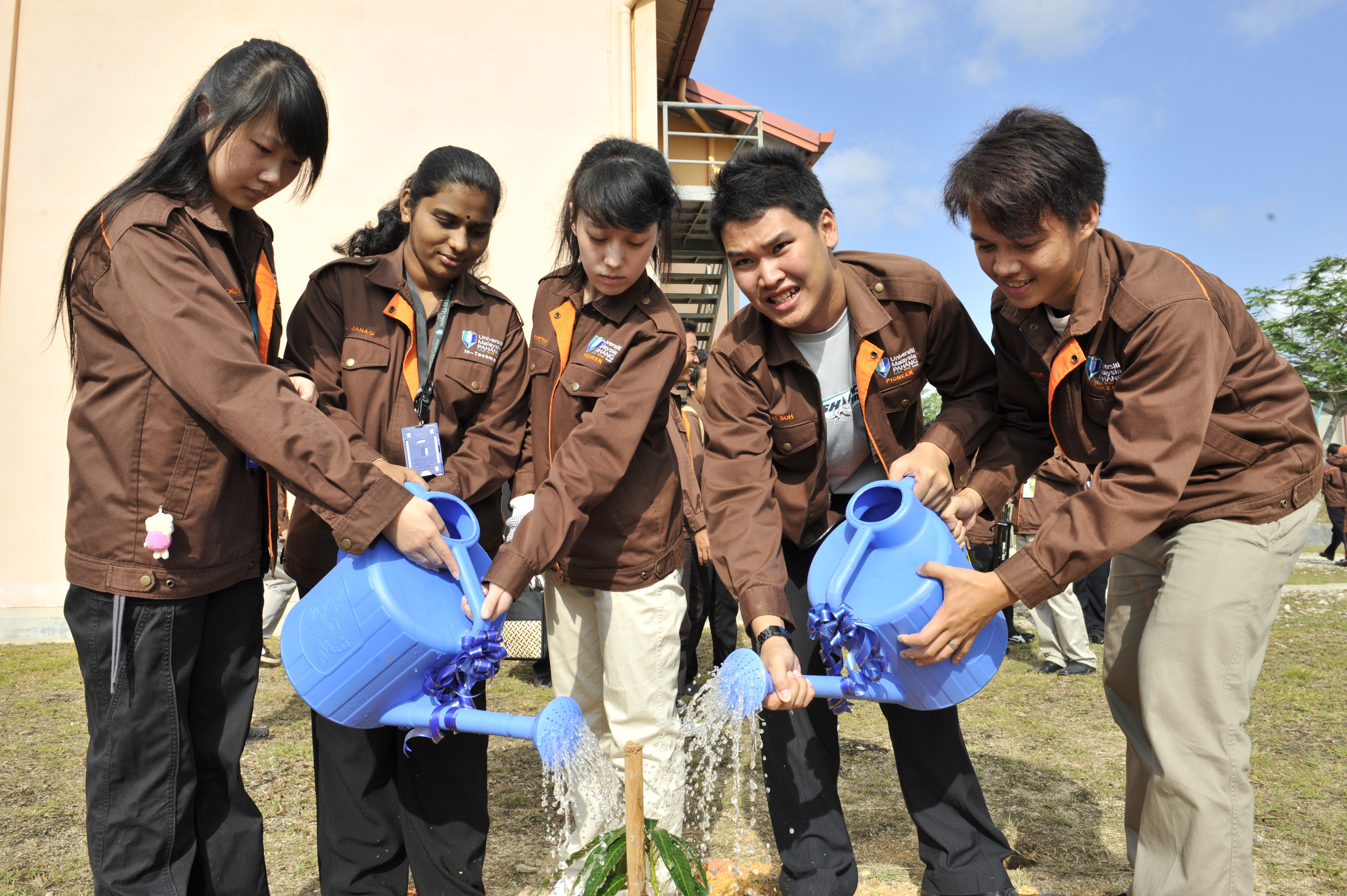 200 UMP undergraduates joined forces to plant trees