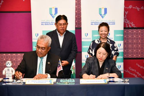 UMPSA and Cardiff Metropolitan University representatives after signing MoA in Putrajaya
