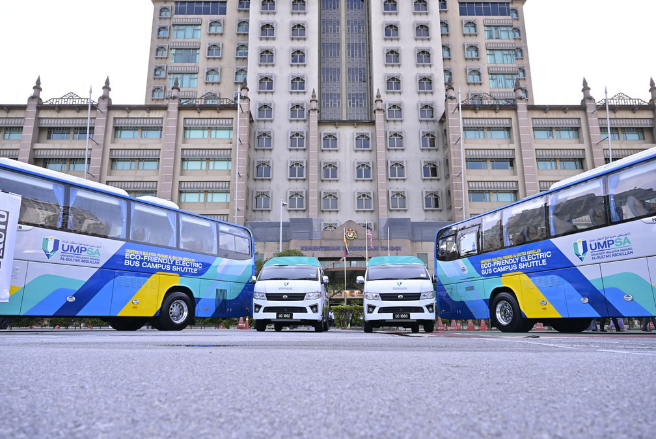 A bus parked at a parking lotAI-generated content may be incorrect.